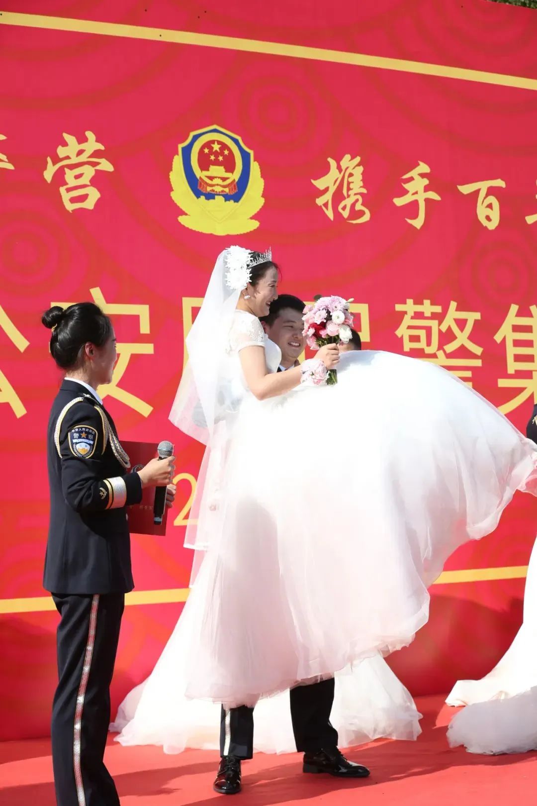 警察婚礼用囚犯干活